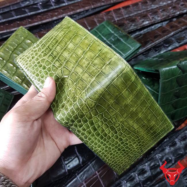Bóp da cá sấu xanh rêu trơn VB1408 - Sản phẩm thể hiện đẳng cấp và sang trọng.