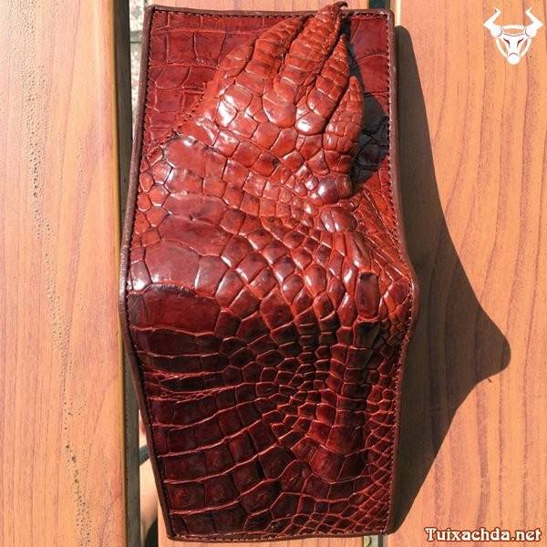Ví da cá sấu nam bàn tay nâu đỏ: Sự đẳng cấp và sang trọng trong thiết kế sản phẩm da cá sấu nam giới