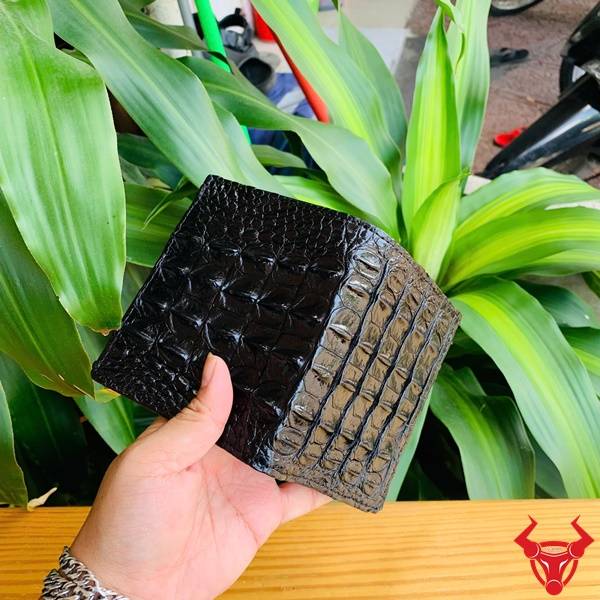 Ví da cá sấu đen gai lưng khâu tay cao cấp.