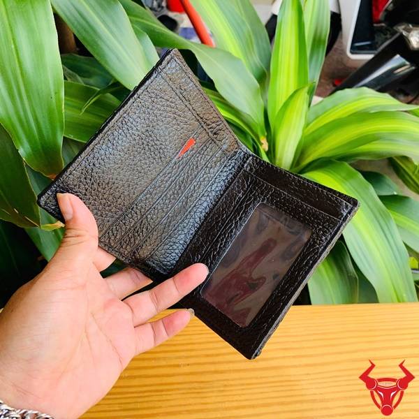 Ví nam da cá sấu gai lưng màu đen bóng.