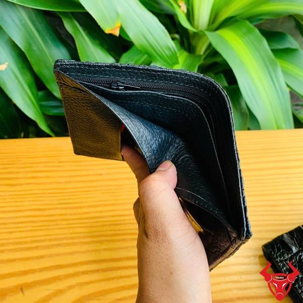 Ví da cá sấu phong thủy, thu hút tài lộc.