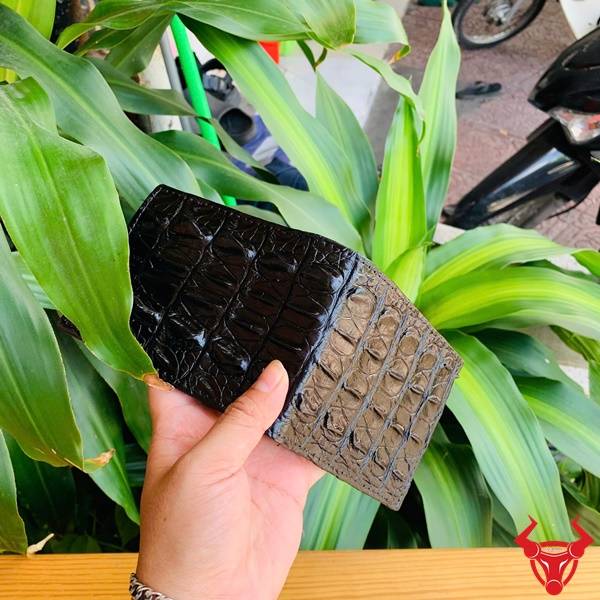 Ví da cá sấu làm quà tặng cho phái mạnh.