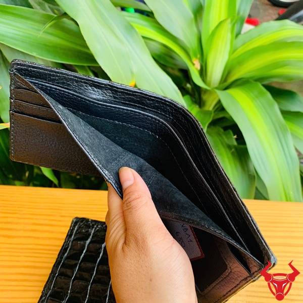 Ví da cá sấu thật chống trầy xước và bạc màu.