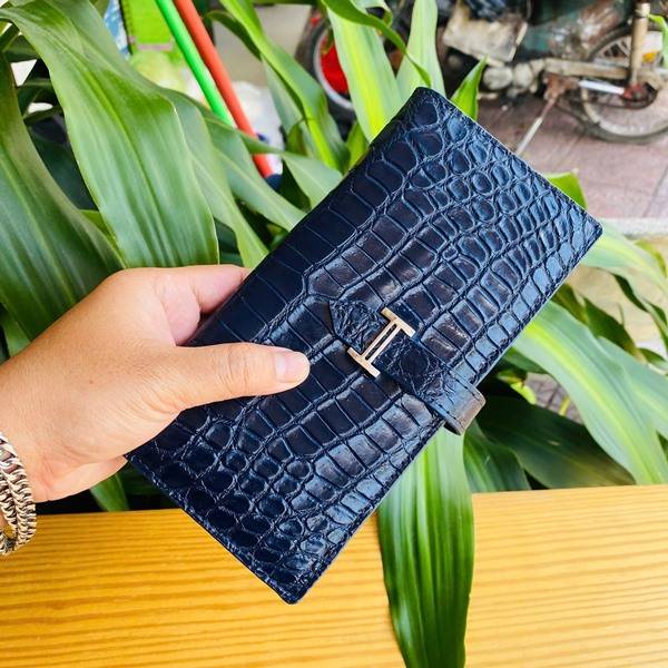 Ví nam da cá sấu BYA8 thủ công sang trọng.
