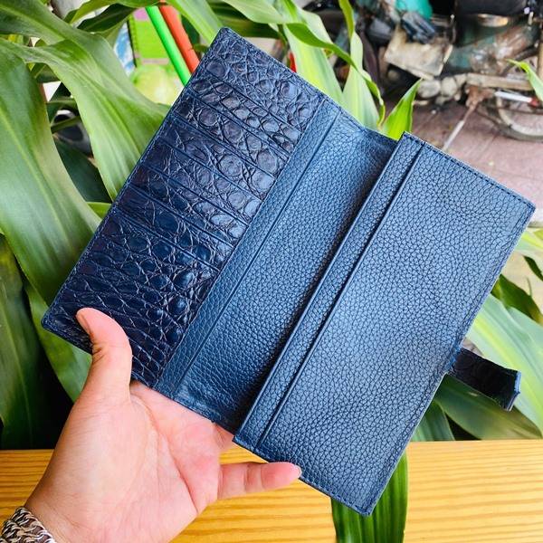 Ví màu xanh navy da cá sấu BYA8.