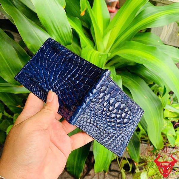 Ví kẹp tiền nam da cá sấu màu navy – phong cách & tinh tế.