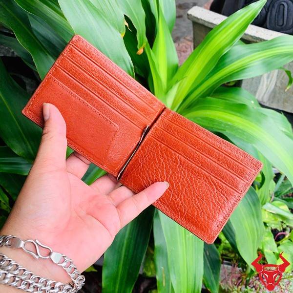 Ví cá sấu màu nâu đậm VOA5 dành cho quý ông lịch lãm.