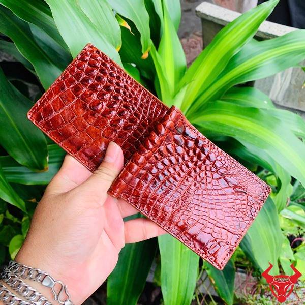 Ví kẹp tiền da cá sấu VOA5 màu nâu sẫm sang trọng.