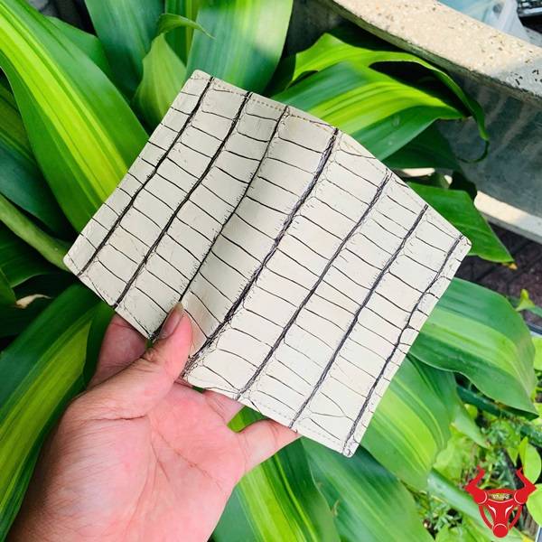 Ví đứng da cá sấu trắng đen – lựa chọn của quý ông tinh tế.