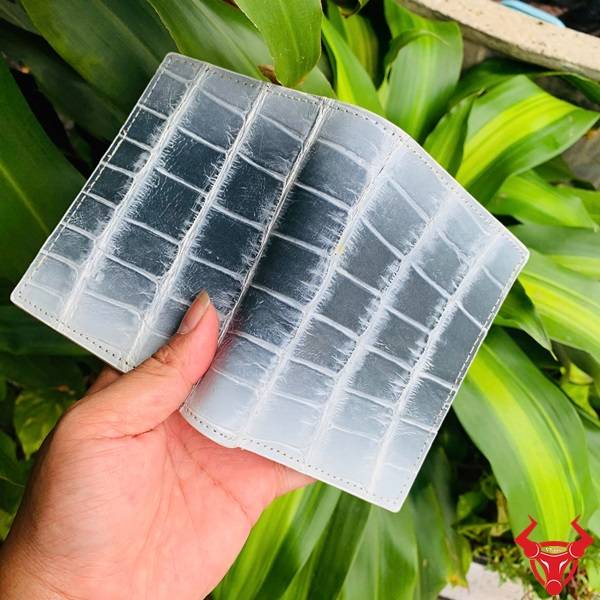 Ví da bụng cá sấu VJA8 nhuộm patina cao cấp.