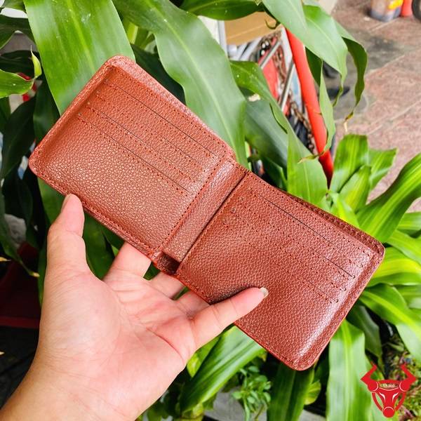 Hình ví da cá sấu nâu đỏ VBAA8, phong cách độc lạ, giữa cây cối.
