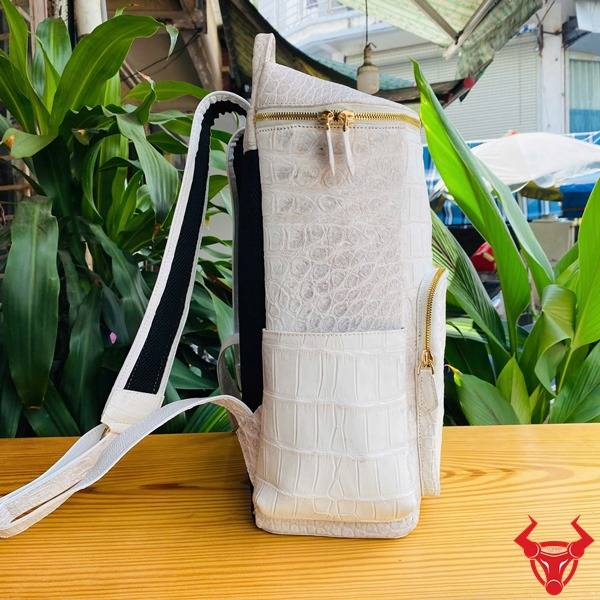 Balo DLAA8 Da Cá Sấu Bạch Tạng Phong Cách Thượng Lưu Balo DLAA8 trắng da cá sấu quý phái.