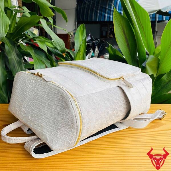 Balo Da Cá Sấu DLAA8 Quý Phái Thời Thượng Balo DLAA8 da cá sấu sang trọng, lịch lãm.