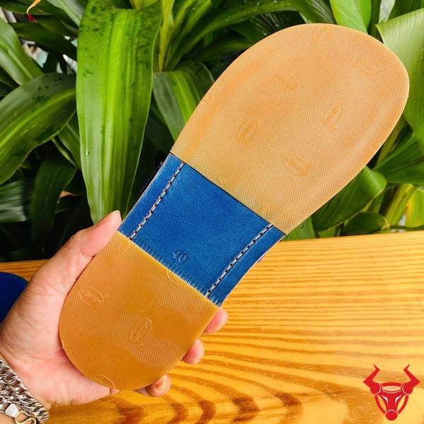 Dép chữ H DJAA8 màu xanh dương da cá sấu thủ công.