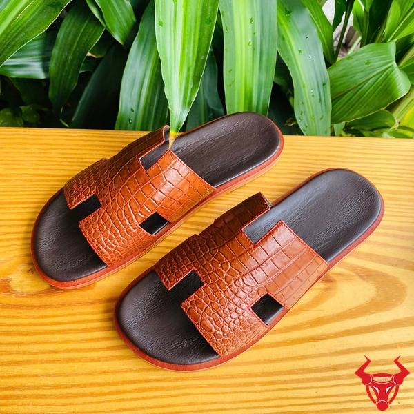 Dép da bụng cá sấu DJA8 nâu bò sang trọng.