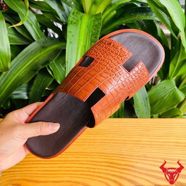 Dép DJA8 chữ H da bụng cá sấu nâu bò lịch lãm.