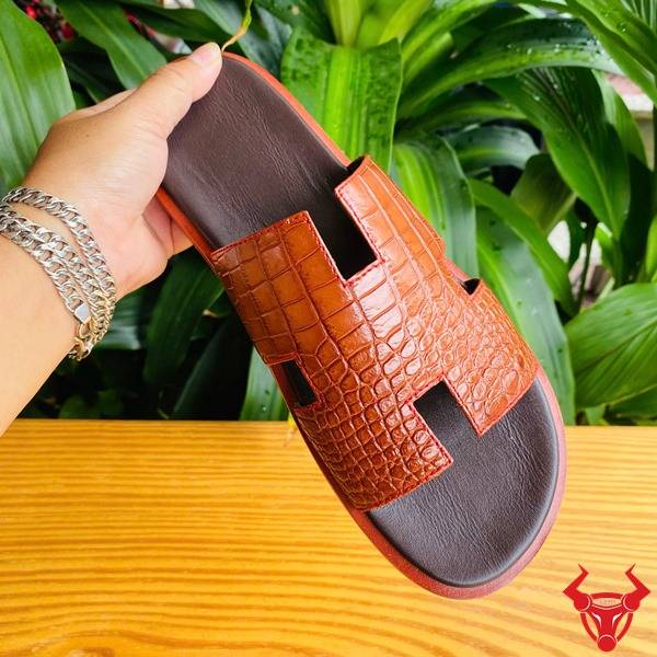 Dép chữ H DJA8 da bụng cá sấu nâu bò sang trọng.