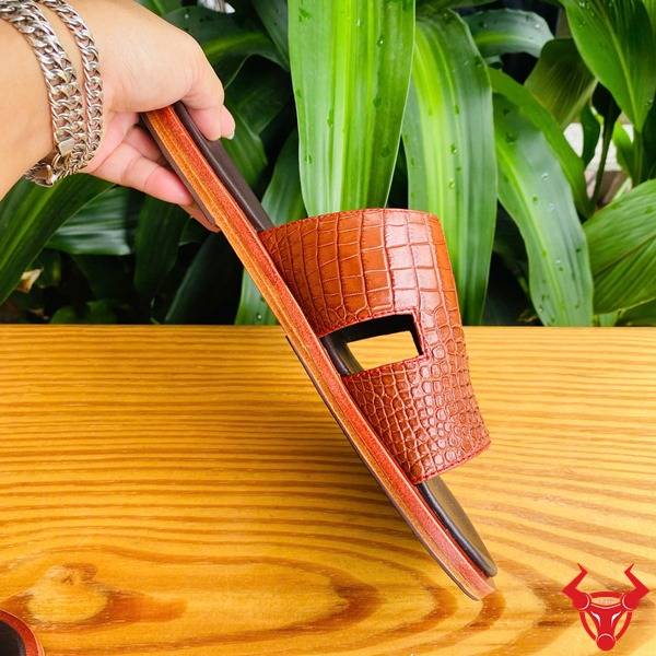 Dép nam DJA8 chữ H da bụng cá sấu nâu bò.