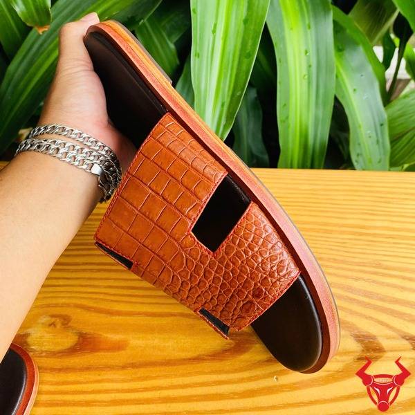 Dép DJA8 da bụng cá sấu màu nâu bò thời trang.