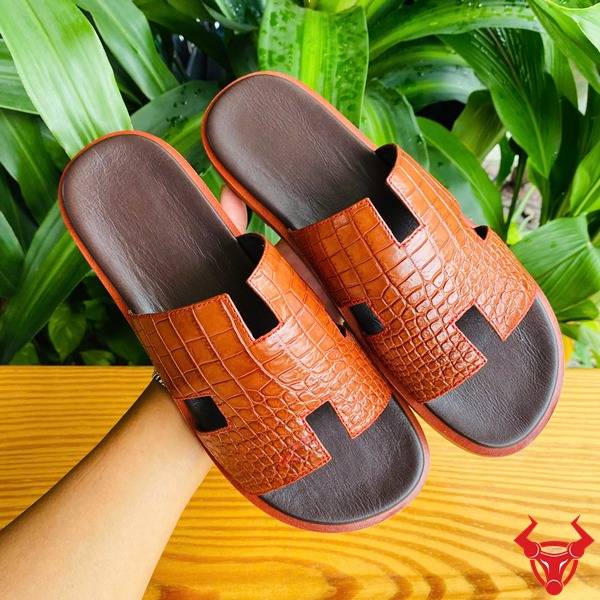 Dép DJA8 chữ H da cá sấu màu nâu bò quý ông.