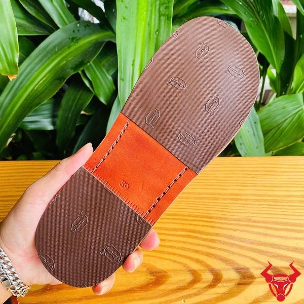 Dép nam chữ H DJA8 da bụng cá sấu màu nâu bò.