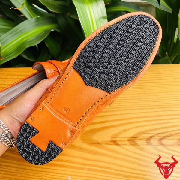 Ảnh giày tây GCA2 da cá sấu gai đuôi màu vàng cam, nền lá, cao cấp đẳng cấp quý ông.