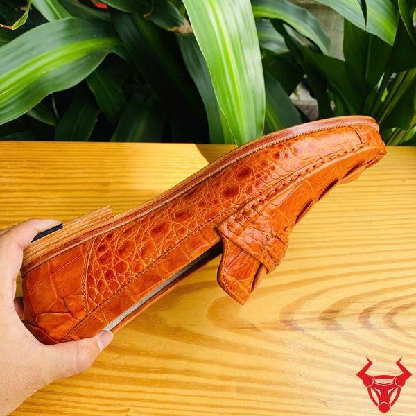Ảnh đôi giày tây GCA2 da cá sấu gai đuôi màu vàng cam, nền lá, cao cấp đẳng cấp quý ông.