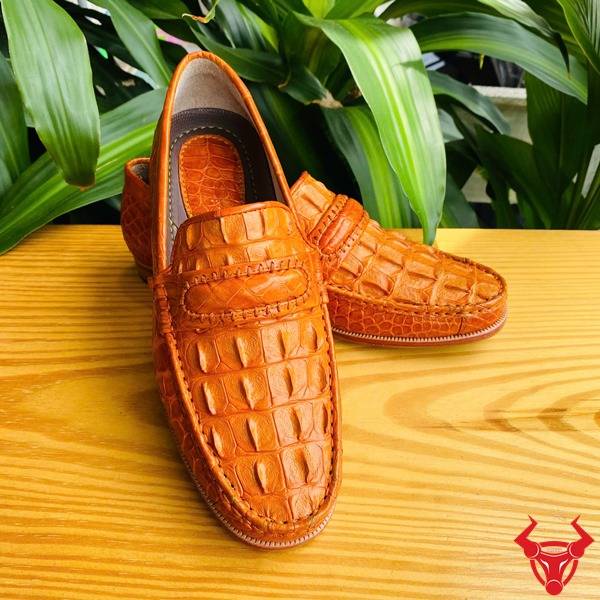 Ảnh giày tây GCA1 da gai lưng cá sấu màu vàng cam, nền lá, cao cấp đẳng cấp quý ông.