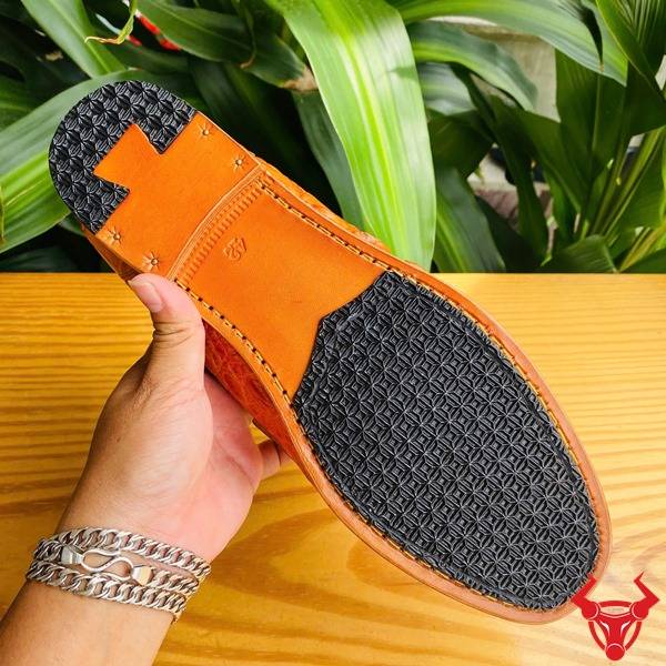 Ảnh đôi giày tây GCA1 da gai lưng cá sấu màu vàng cam, nền lá, cao cấp đẳng cấp quý ông.