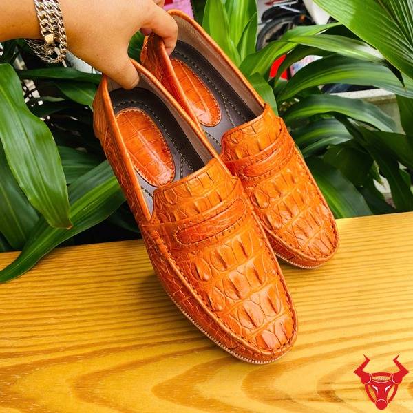 Ảnh giày lười GCA1 da cá sấu màu vàng cam, nền lá, cao cấp đẳng cấp quý ông.
