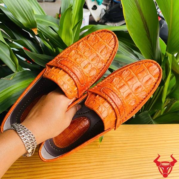 Ảnh đôi giày lười GCA1 da cá sấu màu vàng cam, nền lá, cao cấp đẳng cấp quý ông.
