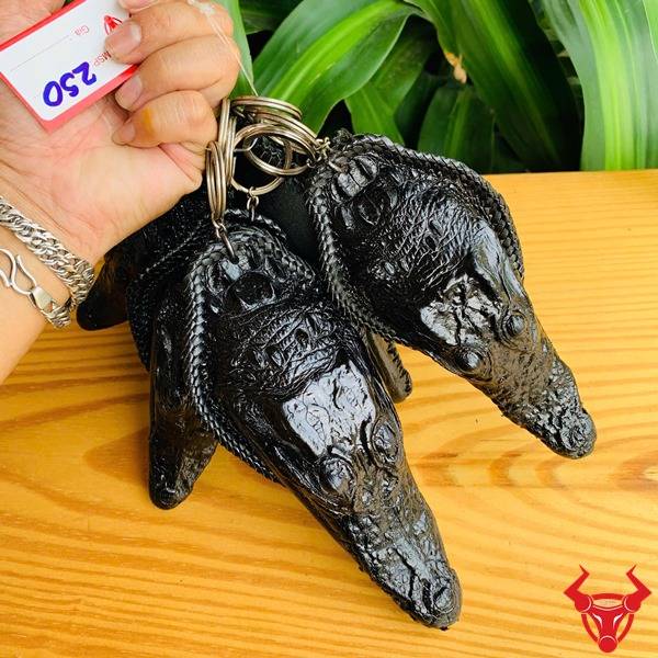 Móc khóa đầu cá sấu đen cực chất cho người sành điệu.