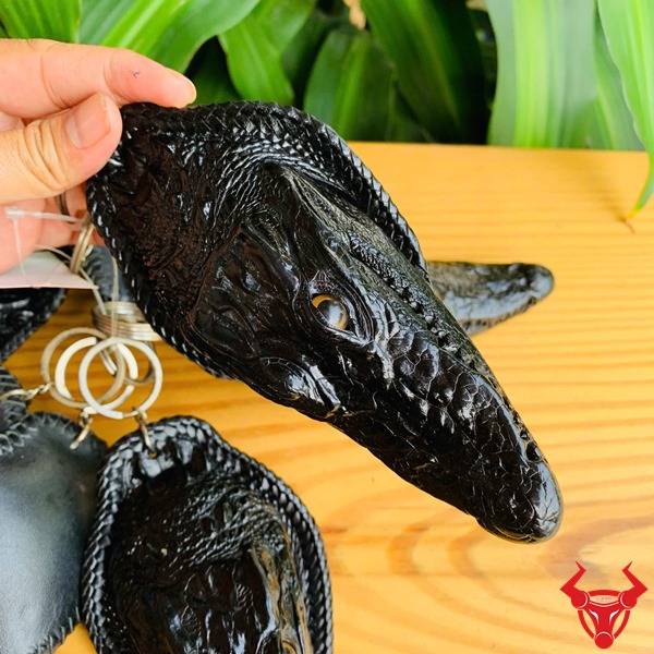 Móc khóa đầu cá sấu cực chất màu đen sang trọng.