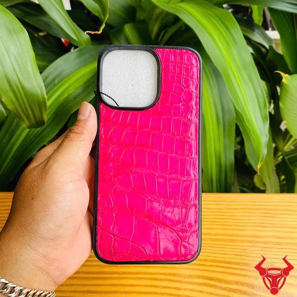 Ốp lưng da cá sấu nâu gù cao cấp cho iPhone 14 Pro Max.