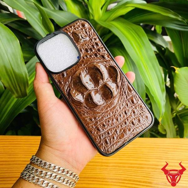 Ốp lưng da cá sấu thiết kế độc quyền cho iPhone 14 Pro Max.