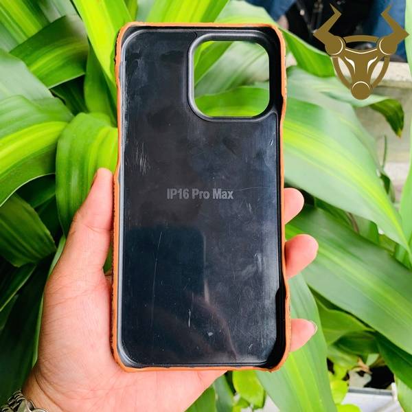 Ốp iPhone 16 Pro Max sang trọng da đà điểu gai chân.