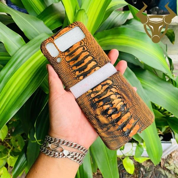 Ốp Samsung Z Flip4 da chân đà điểu sang trọng.