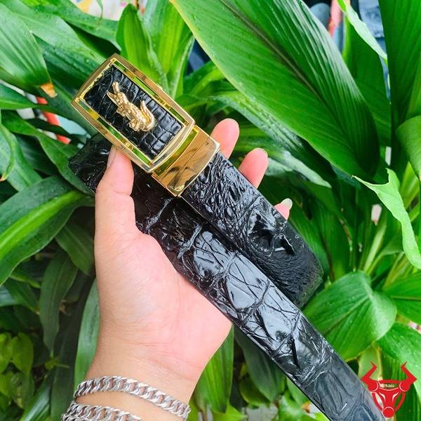 Hình ảnh cận cảnh thắt lưng đen TLA4B2 họa tiết cá sấu, khóa vàng trên tay.