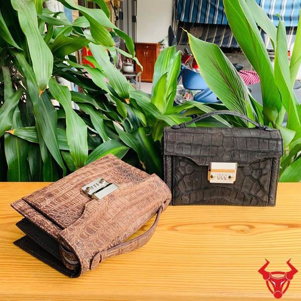 Túi clutch da cá sấu Nubuck khóa số phong cách.