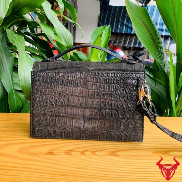 Túi clutch Nubuck da cá sấu cao cấp tinh tế.