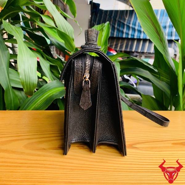 Túi clutch Nubuck da cá sấu lịch lãm, sang trọng.