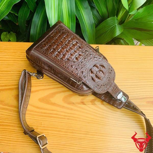 Hình túi đeo chéo TTL05 da cá sấu màu nâu đất, nền lá, cao cấp phong cách đẳng cấp.