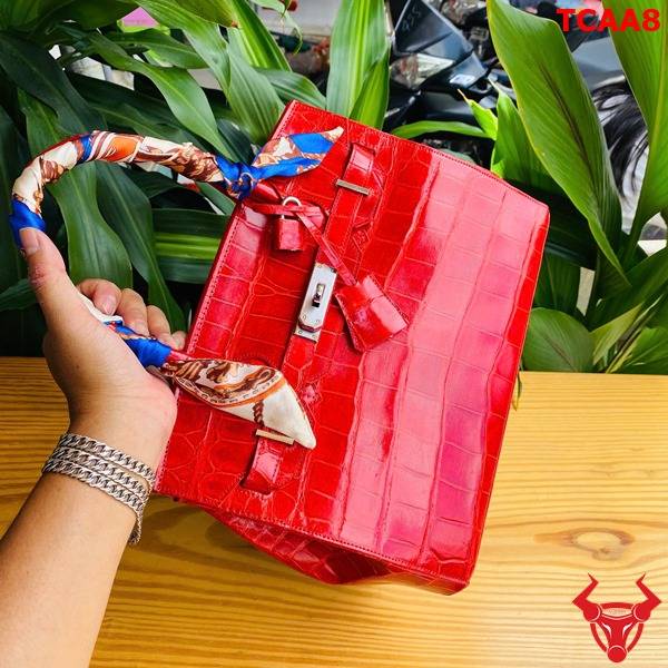 Túi xách nữ da cá sấu bóng kính màu đỏ.