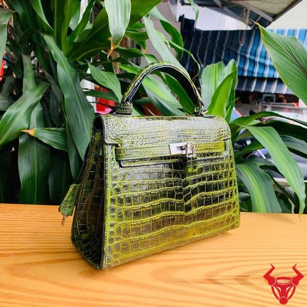 Clutch nữ da cá sấu TTL03 xanh lá năng động.