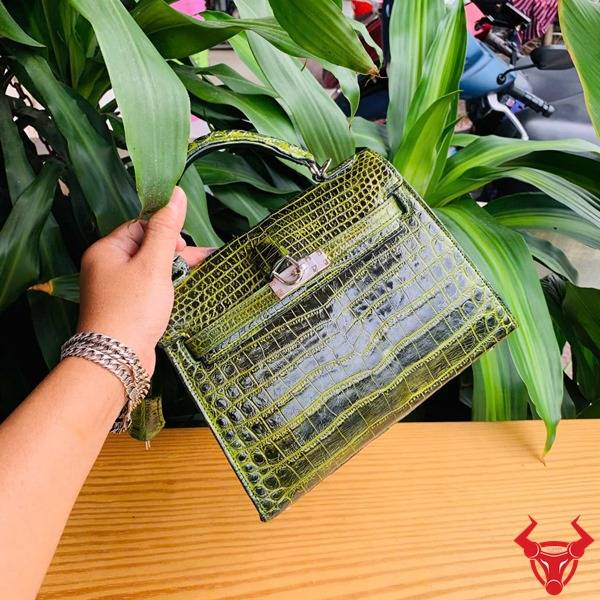 Túi nữ da cá sấu cao cấp xanh lá trẻ trung.