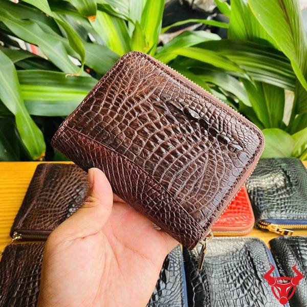 Ví mini da cá sấu thật màu nâu đất cho nam.