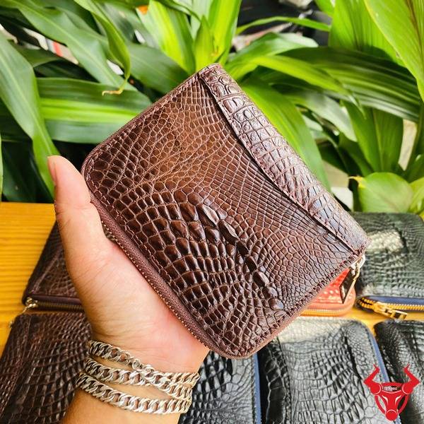Ví mini da cá sấu nâu đất cứng cáp và thời trang.