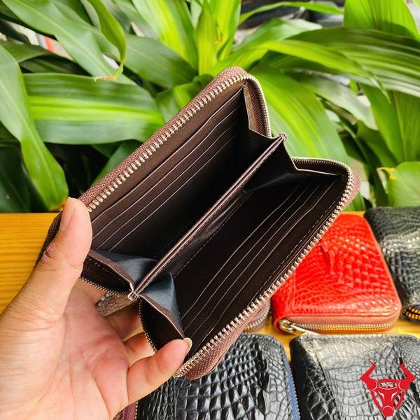 Ví mini nam da cá sấu cao cấp màu nâu đất.