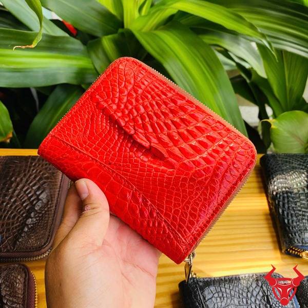 Ví mini da cá sấu 1 khuôn lồi màu nâu đỏ độc đáo.