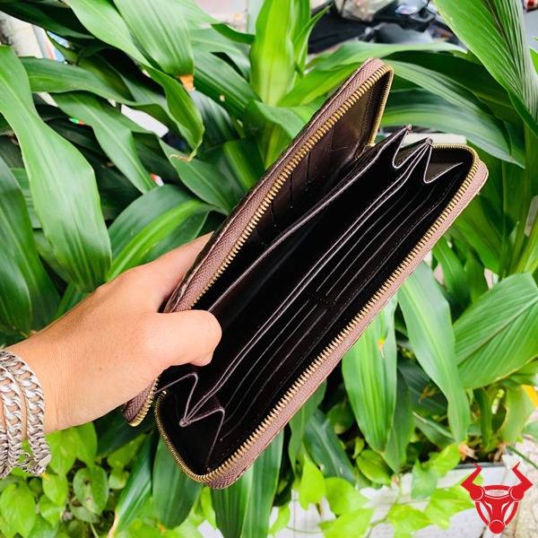 Ví cầm tay da bụng cá sấu sang trọng.
